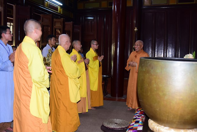 Tham quan và cúng dường chùa Linh Mụ, Huế